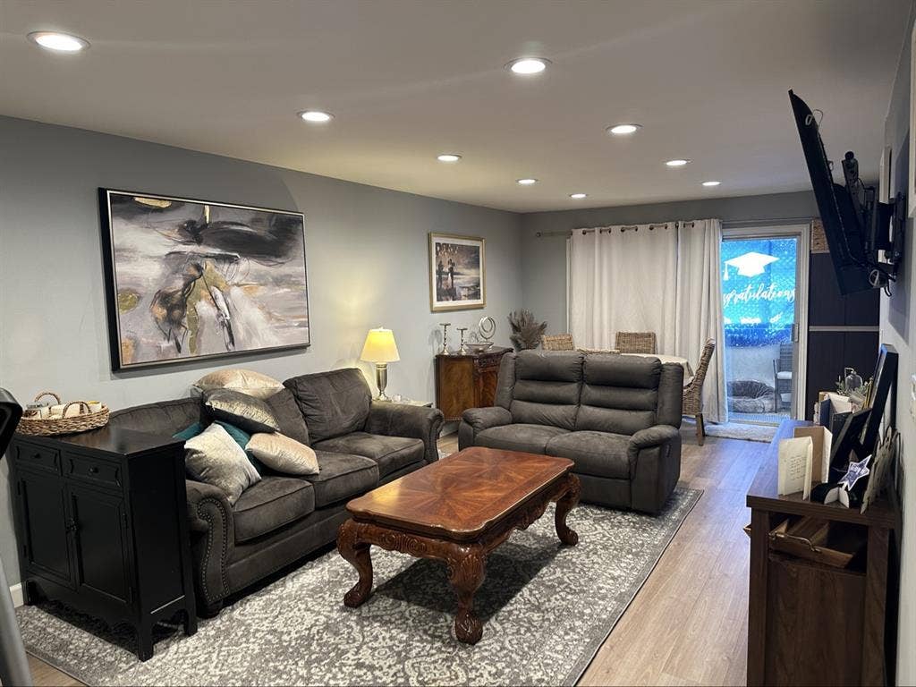 Furnished room in condo in Encino