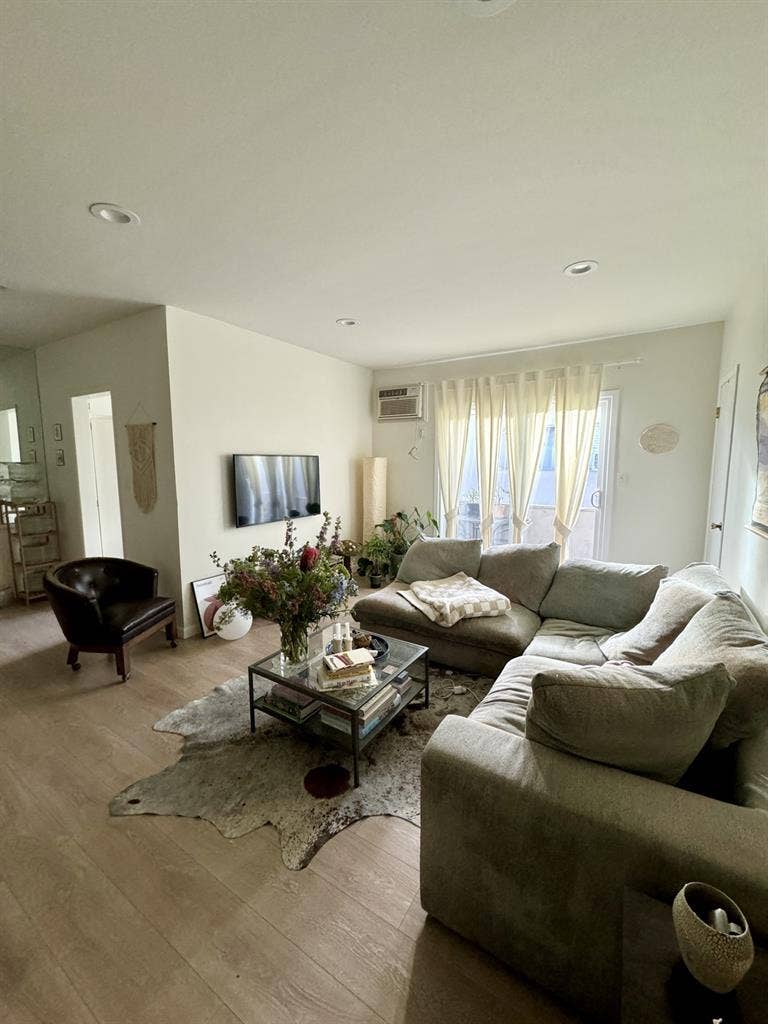 Sublet for single female occupantt
