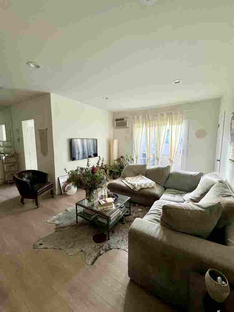 Sublet for single female occupant