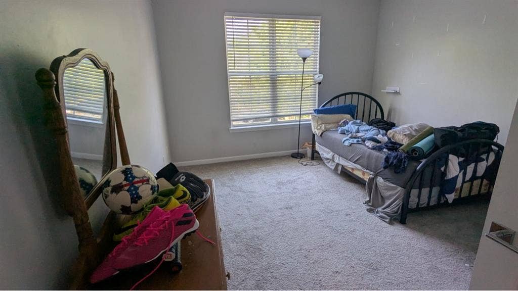 Looking for a Roomate for August