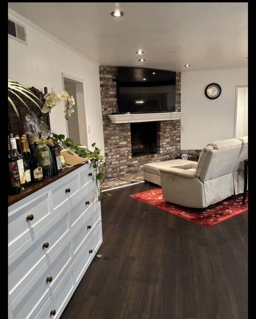 2 Beds available in 4 bedroom house