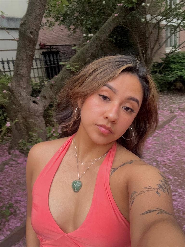 iso female roommate
