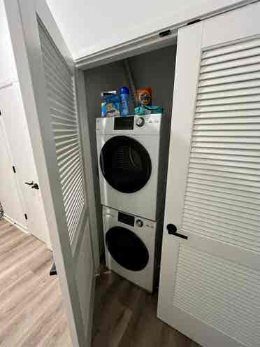 Hi looking for 2 roommates !!