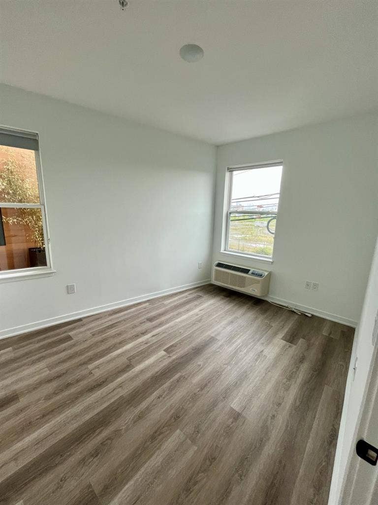 Hi looking for 2 roommates !!