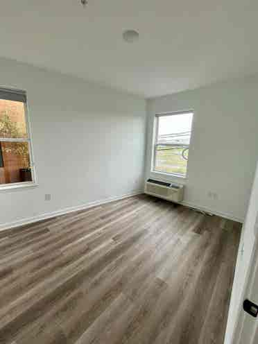 Hi looking for 2 roommates !!