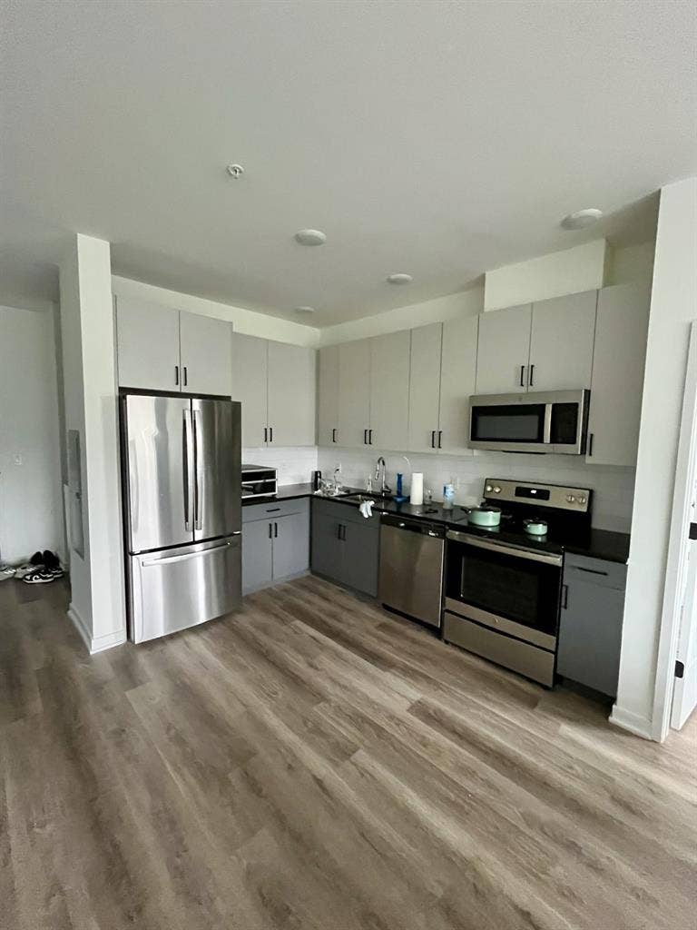 Hi looking for 2 roommates !!