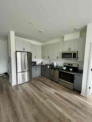 Hi looking for 2 roommates !!