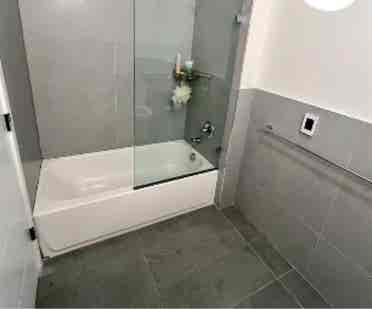 Hi looking for 2 roommates !!