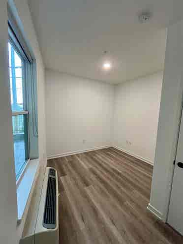 Hi looking for 2 roommates !!
