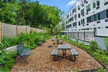 Hi looking for 2 roommates !!