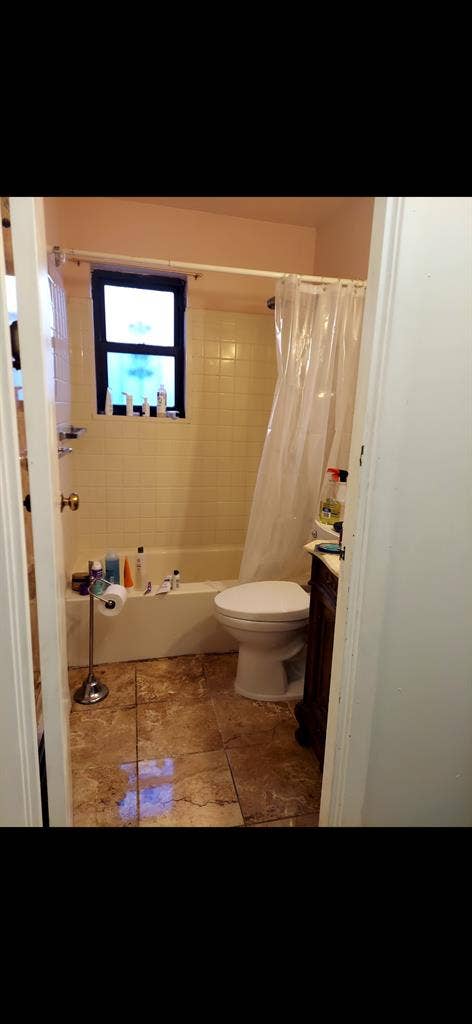 Large bedroom in house All utl incl