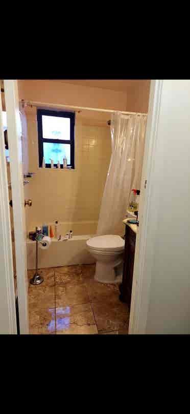 Large bedroom in house All utl incl