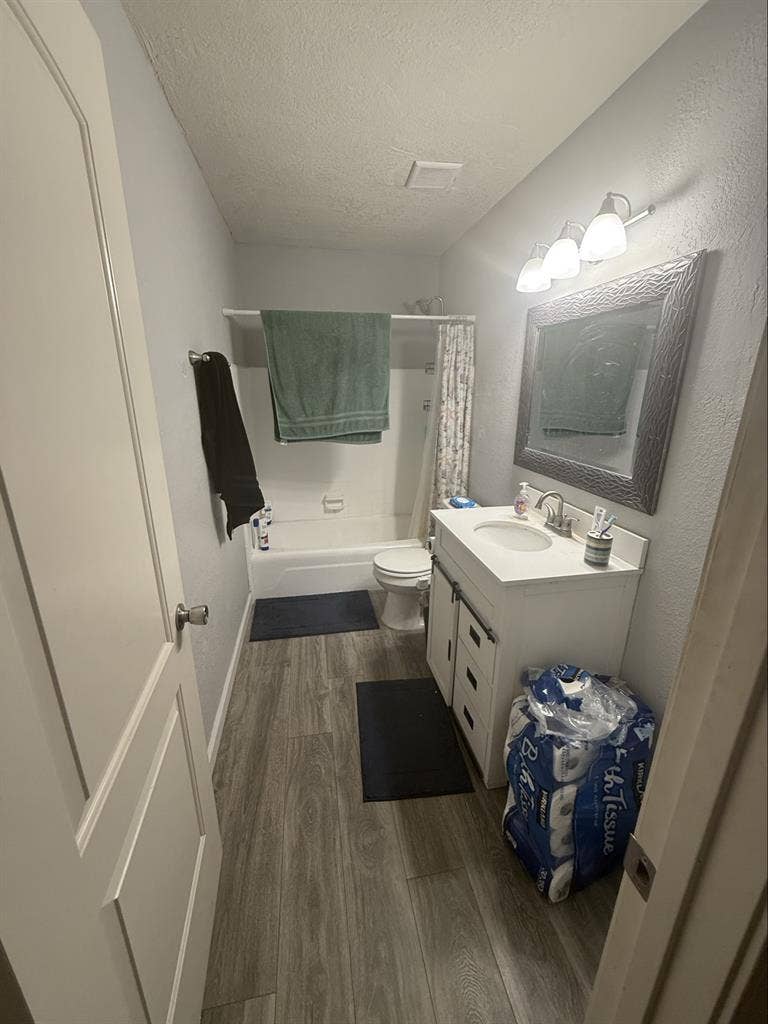 Close to
ASU, utilities included