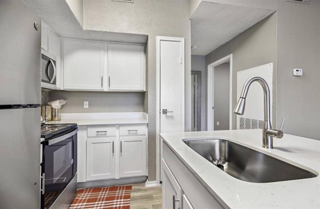 Looking for roommate