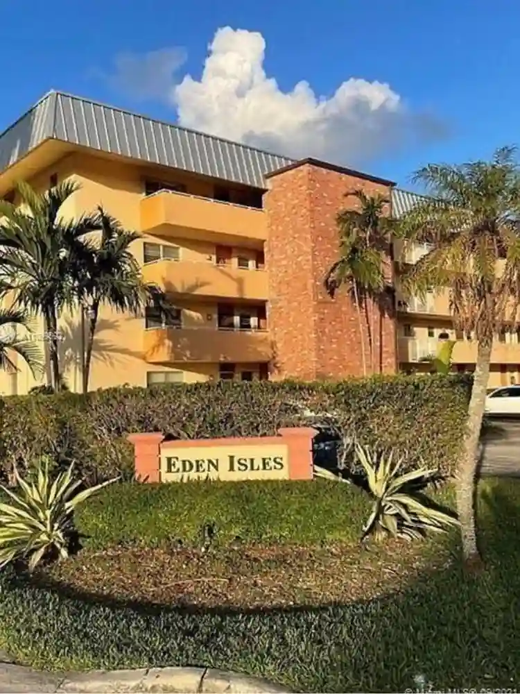 Spacious Canal Front Penthouse Apt