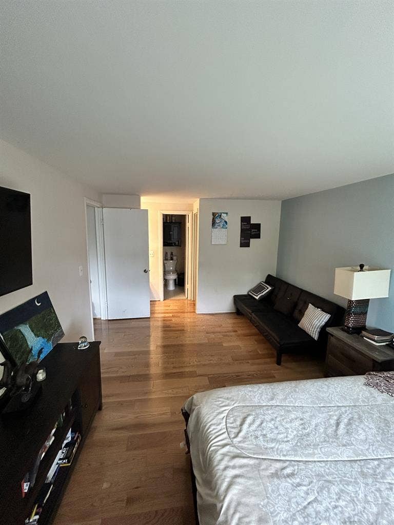 Spacious Private Room with Bathroom