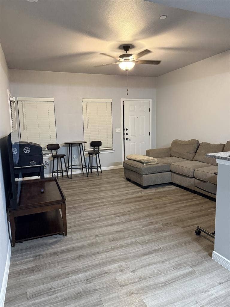 Fully Furnished Apt!