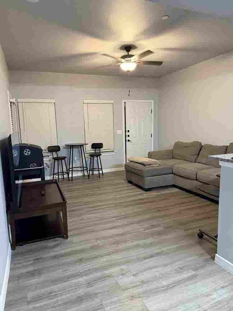Fully Furnished Apt!