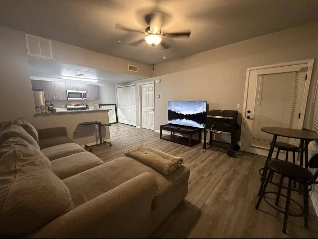 Fully Furnished Apt!