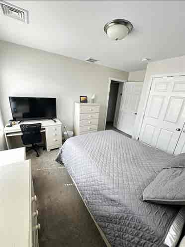 Cozy room available great roommate