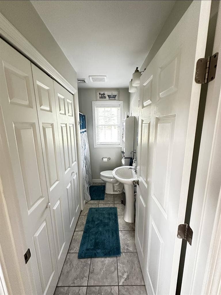 Cozy room available great roommate