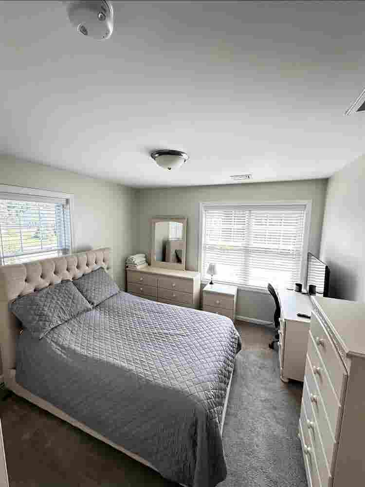 Cozy room available for 
renting