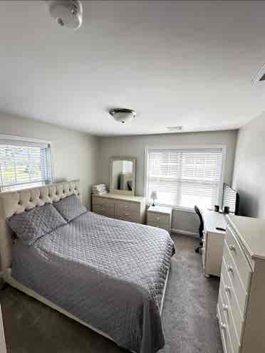 Cozy room available great roommate