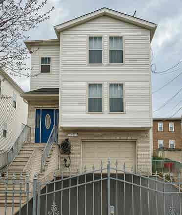 Spacious 2BR W/ Utilities Included