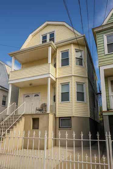 Bright & Renovated 1BR in Newark
