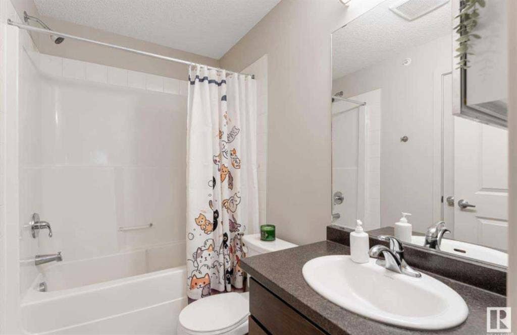 Bath Condo – Charlesworth
