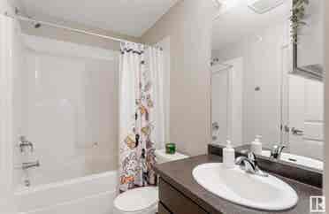 Bath Condo – Charlesworth