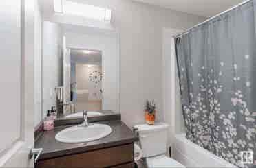 Bath Condo – Charlesworth