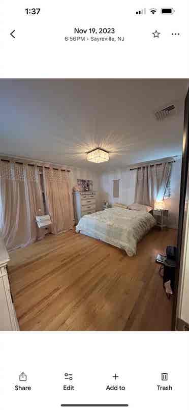Spacious room with modern bath