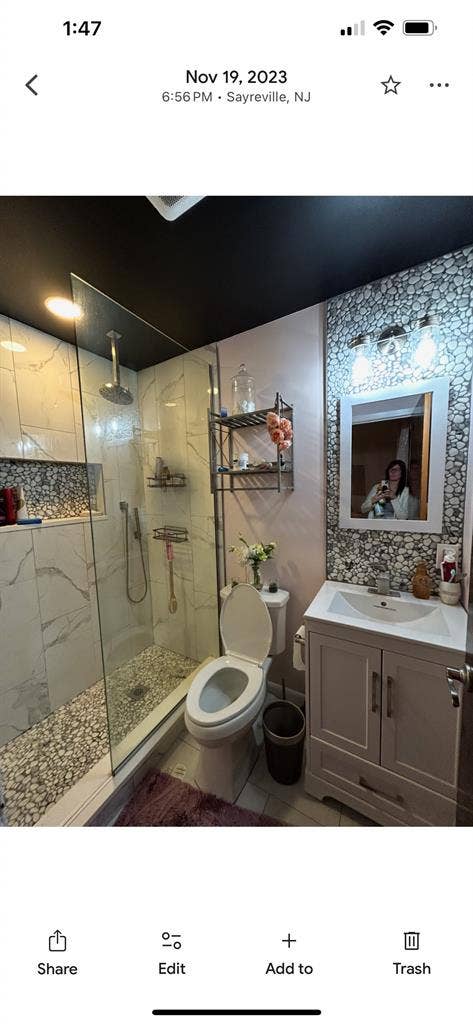 Spacious room with modern bath