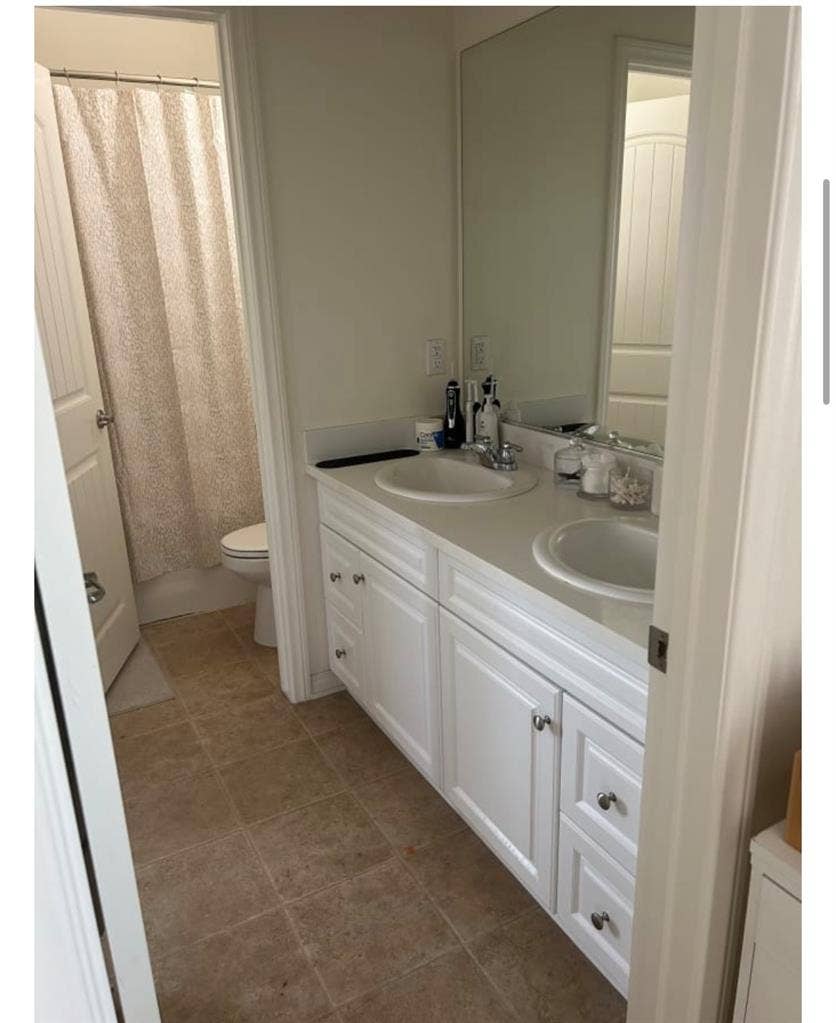 Spacious Private Room/Shared Bath