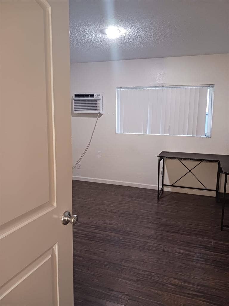 Looking for girl roommate in NoHo!