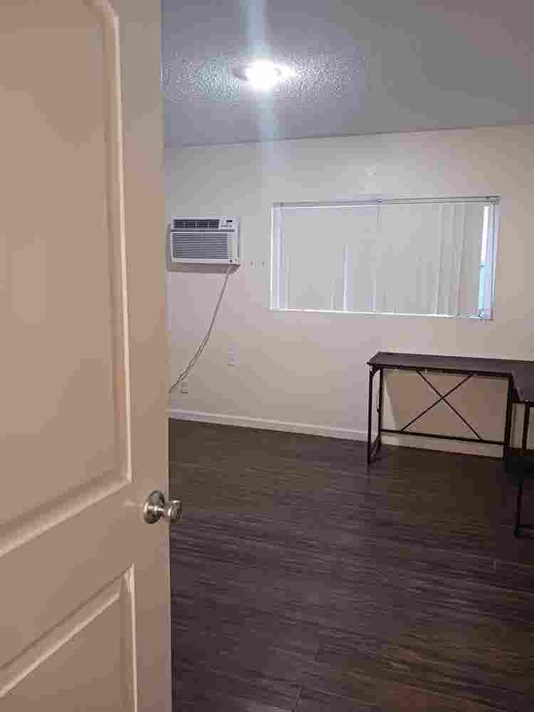 Looking for girl roommate in NoHo!