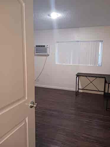 Looking for girl roommate in NoHo!