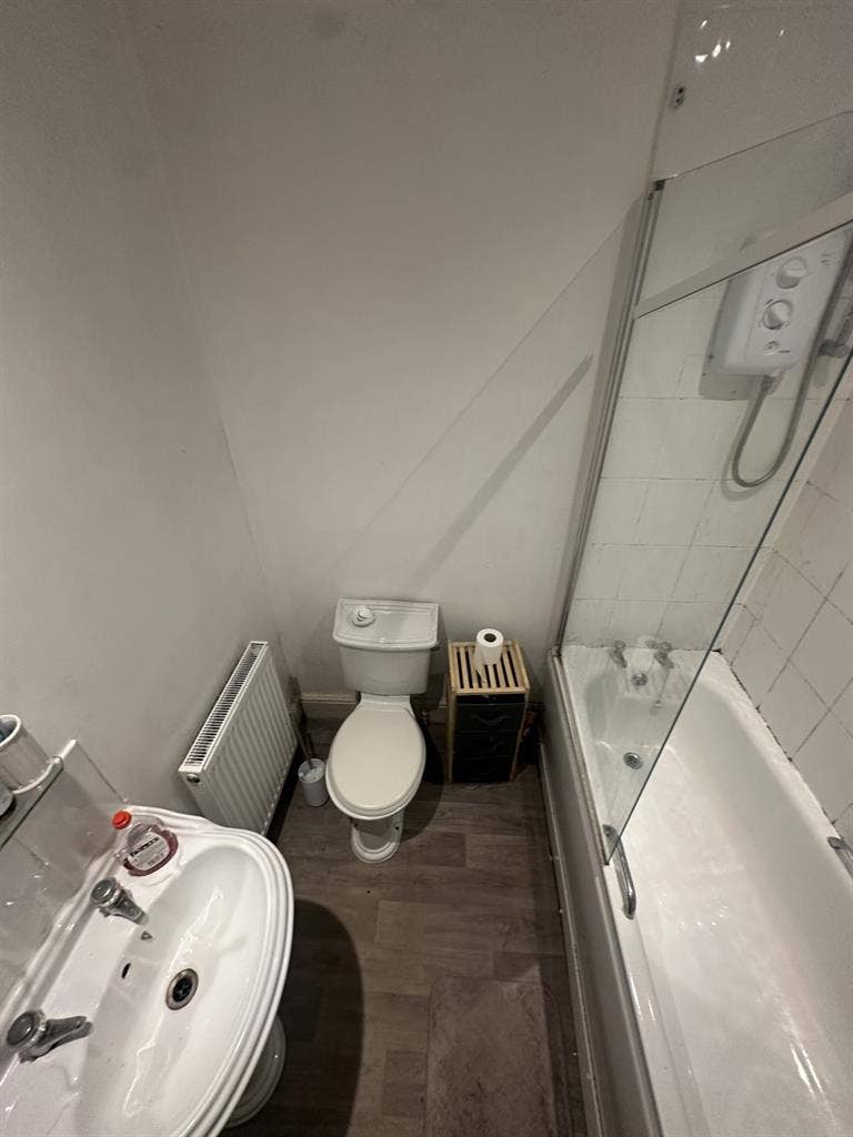 ROOM IN 3 PERSON FLAT
