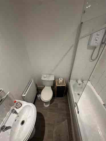 ROOM IN 3 PERSON FLAT