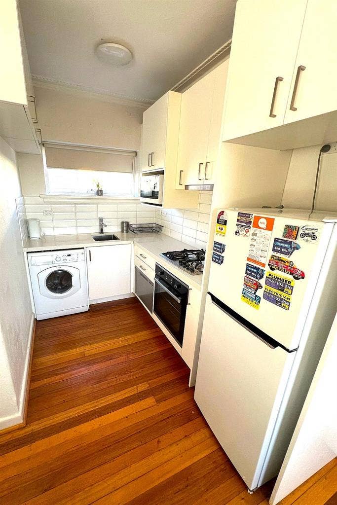 3 BR unit $even hundred AUD pw