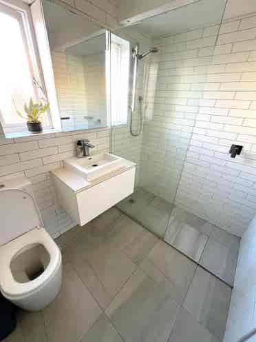 3 BR unit $even hundred AUD pw