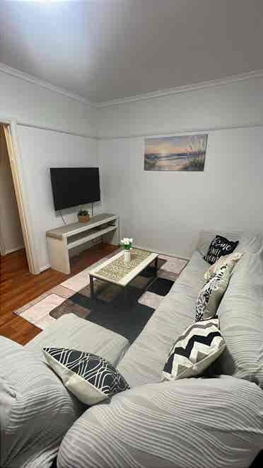 Eightt Hundred AUD pw entire 3 BR