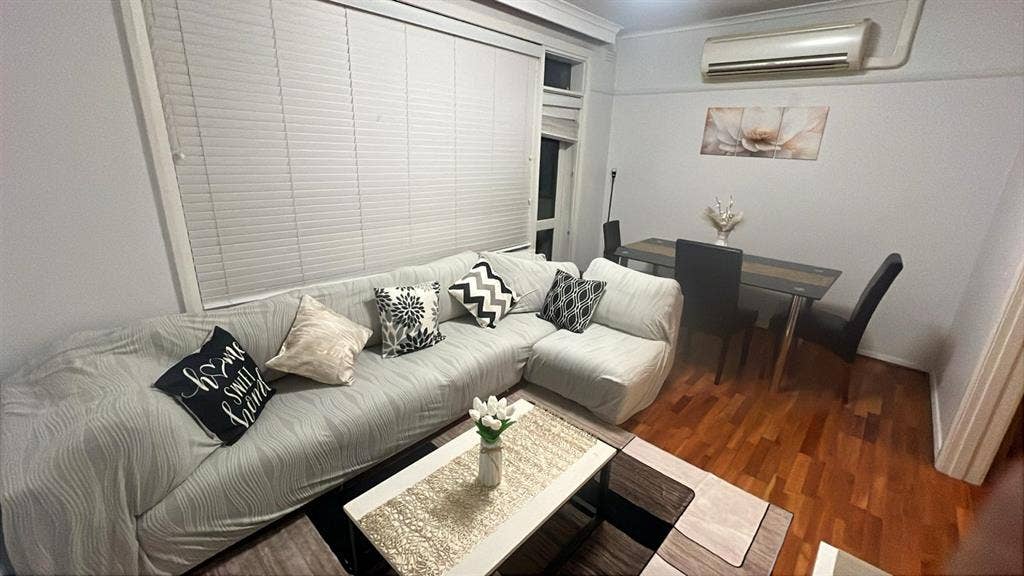 Eightt Hundred AUD pw entire 3 BR