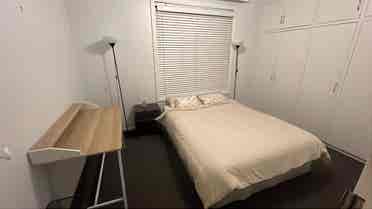 Eightt Hundred AUD pw entire 3 BR