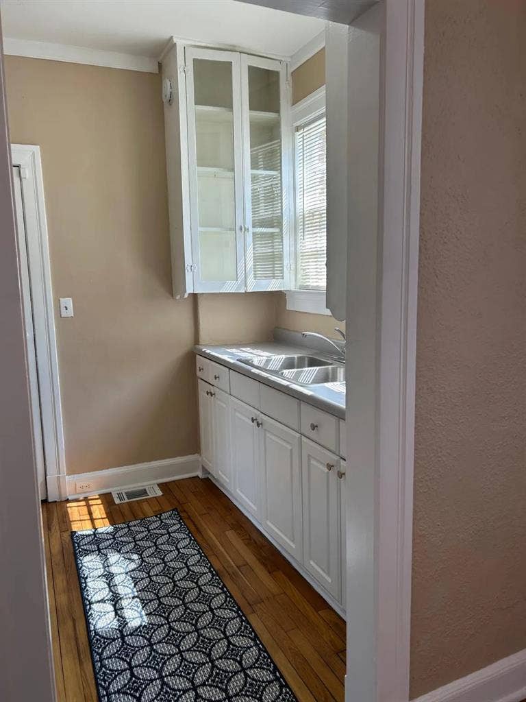 2 BR Riverside Apartment to Share