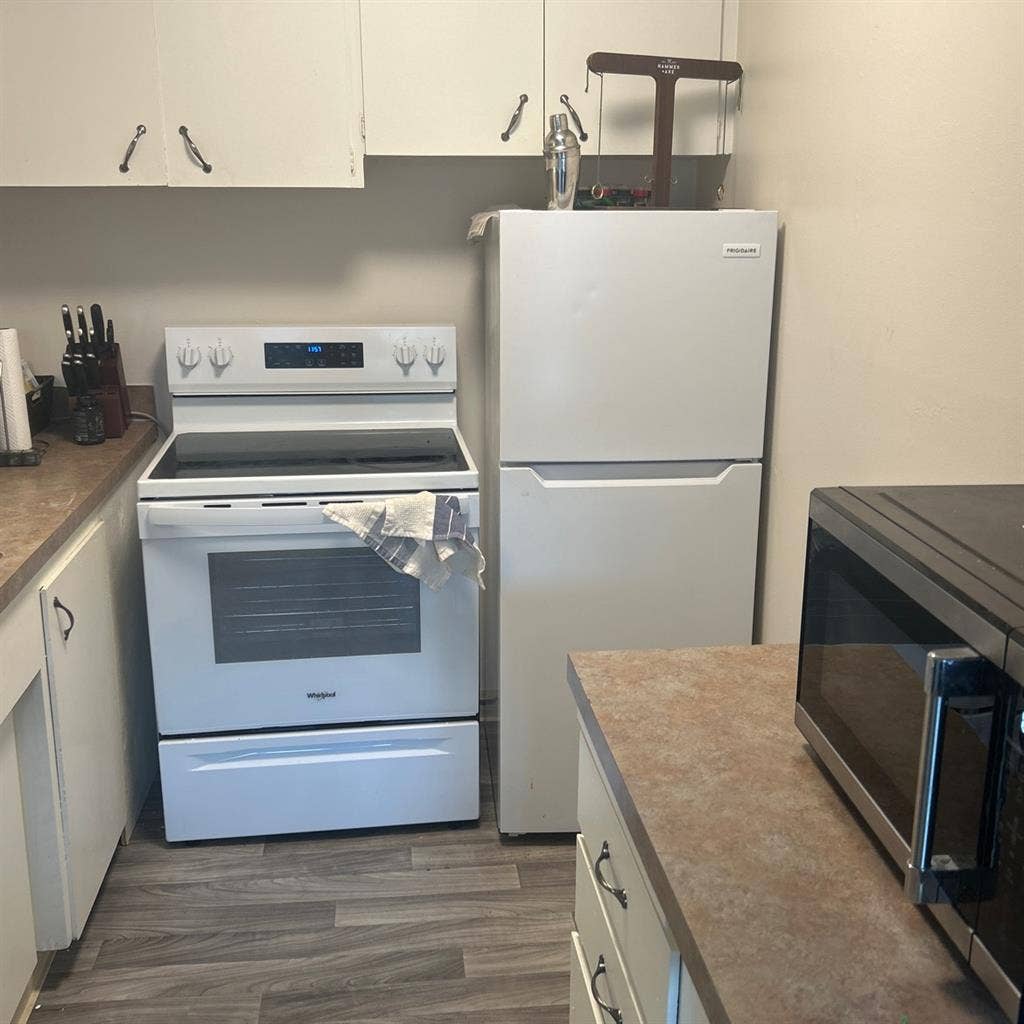 Spare room in 2 bdr apartment