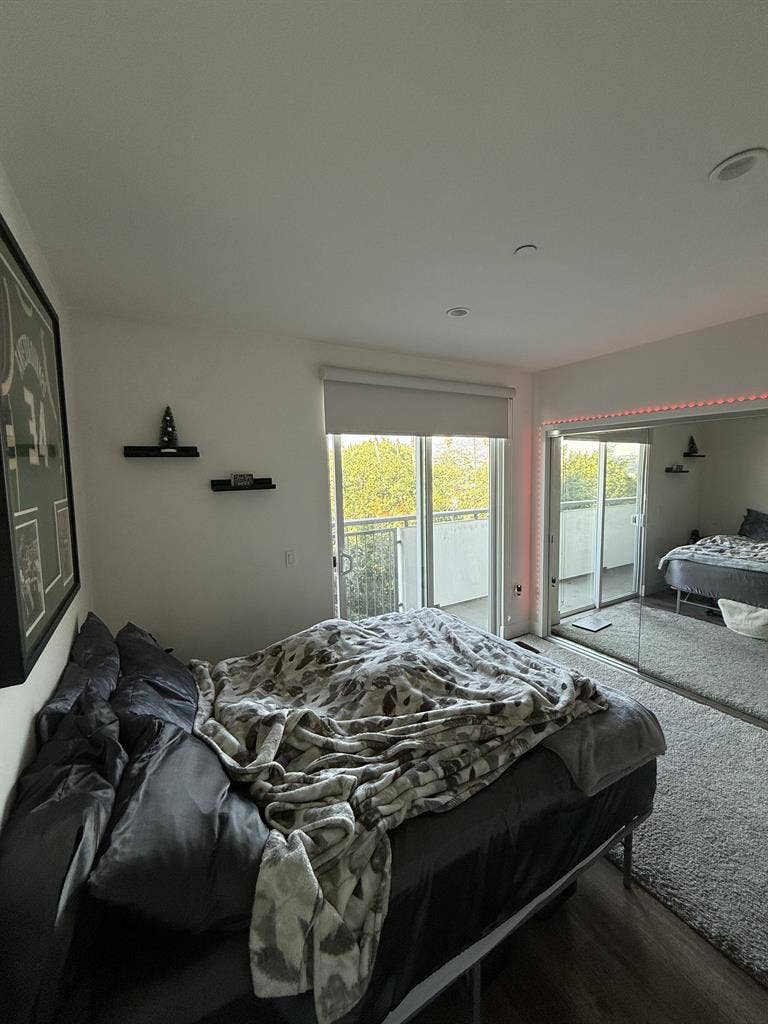 Private Room w/ Balcony - WeHo