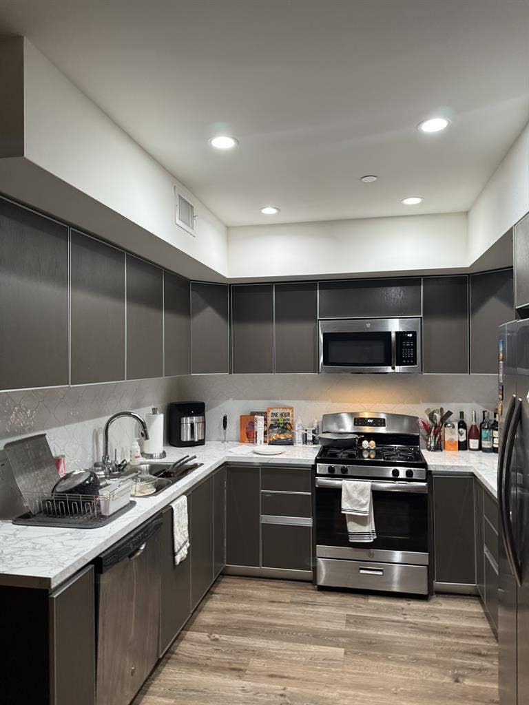 Private Room w/ Balcony - WeHo