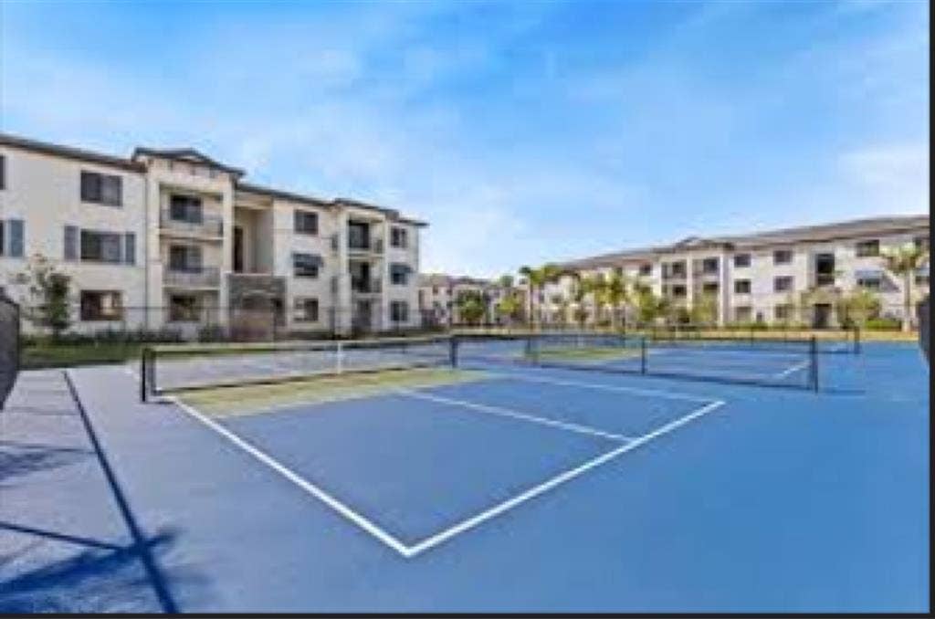 Luxury townhome!! July 1 move-in